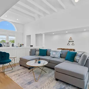 stylish-phoenix-townhome-central-location-sleeps-8.hotelsofphoenix.com/